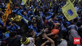 Unjuk rasa yang digelar massa dari Pengurus Besar Pergerakan Mahasiswa Islam Indonesia (PB PMII) di depan Gedung Merah Putih, KPK, Jumat (20/9), diwarnai bentrokan dengan polisi. (CNN Indonesia / Adhi Wicaksono).