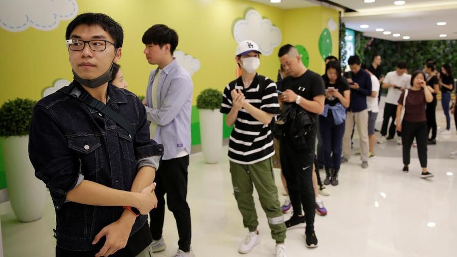 Ada adegan serupa di toko Ginza dan Marunouchi Apple di Jepang, di mana pelanggan sudah mengantre untuk mendapatkan perangkat iPhone 11 terbaru itu.