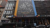 Papan iklan bergambar Friends ditampilkan di Kota New York pada 5 September 2019 sebagai perayaan 25 tahun sejak penayangan perdana. (Photo by Angela Weiss / AFP)