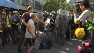 VIDEO: Kakek Pukuli Polisi Hong Kong dengan Payung