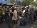 VIDEO: Kakek Pukuli Polisi Hong Kong dengan Payung