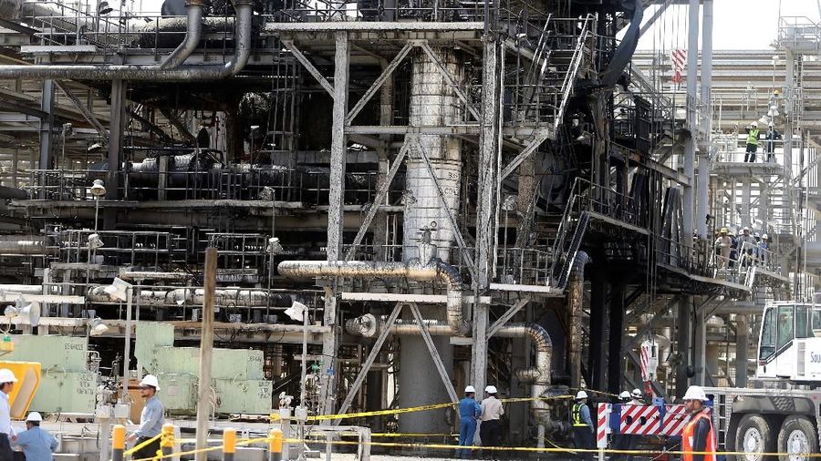 Serangan itu mengurangi 5,7 juta barel per hari (bph) produksi minyak mentah Saudi, atau lebih dari 5% dari pasokan dunia.