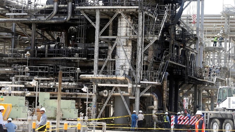 Serangan itu mengurangi 5,7 juta barel per hari (bph) produksi minyak mentah Saudi, atau lebih dari 5% dari pasokan dunia.