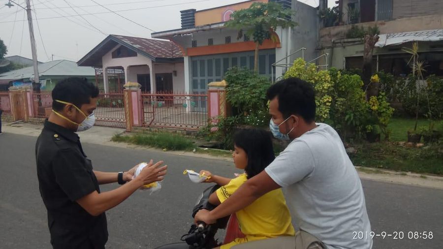 Total sebanyak 1.000 masker dibagikan kepada masyarakat di sekitar Kantor Proyek Jalan Tol Trans Sumatera Ruas Pekanbaru-Dumai di Pekanbaru, Duri dan Dumai.