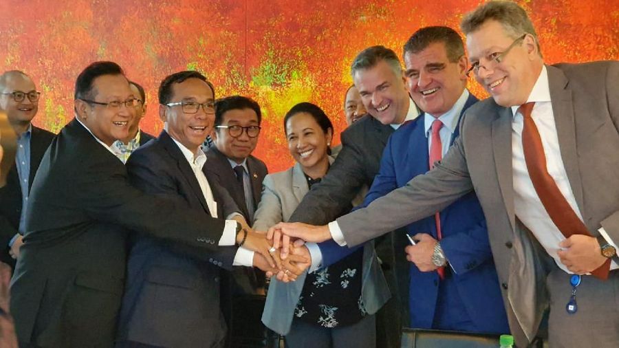 Perusahaan produsen kereta api Swiss Stadler Rail telah menandatangani perjanjian investasi dengan PT INKA.