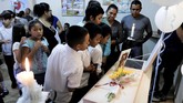 Sejumlah siswa berdiri di depan peti mati temannya yang meninggal karena demam berdarah, Gerardo Enmanuel Hernández, 6, di sebuah kapel di Tegucigalpa, Honduras, 18 September 2019. (AP Photo/Elmer Martinez)