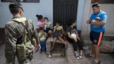 Korban terutama jatuh dari kalangan anak-anak serta warga yang tinggal di pemukiman kumuh tanpa air mengalir atau dengan sistem pembuangan limbah dan sampah yang buruk. (AP Photo/Eduardo Verdugo)