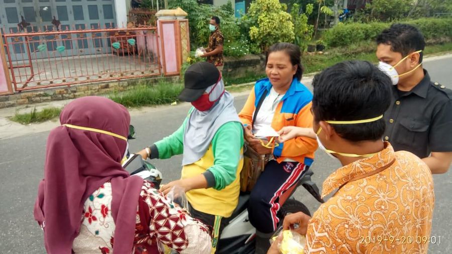 Total sebanyak 1.000 masker dibagikan kepada masyarakat di sekitar Kantor Proyek Jalan Tol Trans Sumatera Ruas Pekanbaru-Dumai di Pekanbaru, Duri dan Dumai.