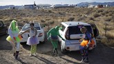 Acara bertajuk 'Storm Area 51' ini berlangsung pada Jumat (20/9), yang bermula dari ajakan via laman Facebook. (AP/John Locher)