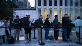 Calon konsumen mengular di depan toko Apple di 5th Avenue, New York, AS, di hari pertama penjualan iPhone 11 secara resmi, Jumat (20/9). (Drew Angerer/Getty Images/AFP)