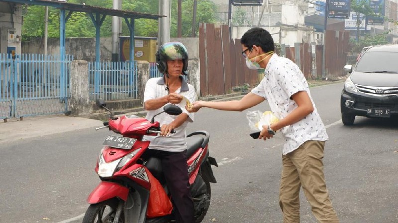 Total sebanyak 1.000 masker dibagikan kepada masyarakat di sekitar Kantor Proyek Jalan Tol Trans Sumatera Ruas Pekanbaru-Dumai di Pekanbaru, Duri dan Dumai.