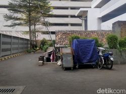 Ada Rumah Tua di Tengah Kompleks Apartemen, Berapa Harganya? Ada Rumah Tua di Tengah Kompleks Apartemen, Berapa Harganya?