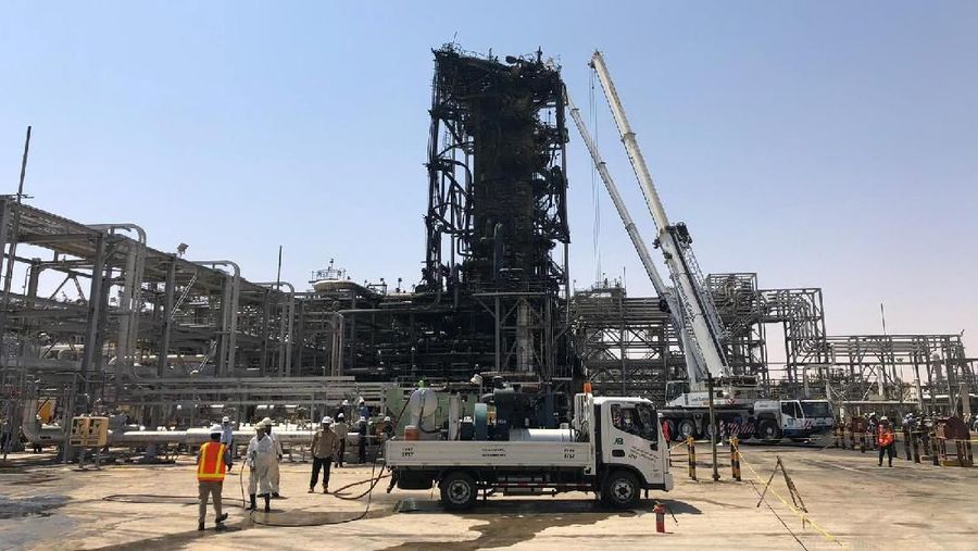 Workers are seen at the damaged site of Saudi Aramco oil facility in Khurais, Saudi Arabia, September 20, 2019. REUTERS/Stephen Kalin     TPX IMAGES OF THE DAY