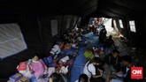 Sebanyak 380 jiwa di Rawabunga dan 125 jiwa warga Balimester diungsikan akibat kebakaran, dengan 27 orang di antaranya masih balita dan pelajar. (CNNIndonesia/ Adhi Wicaksono)