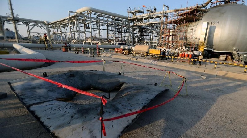 Serangan itu mengurangi 5,7 juta barel per hari (bph) produksi minyak mentah Saudi, atau lebih dari 5% dari pasokan dunia.