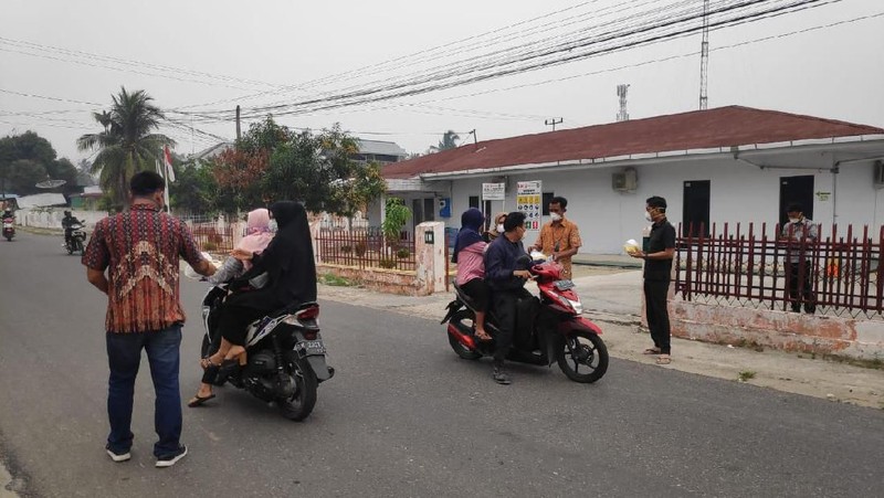 Total sebanyak 1.000 masker dibagikan kepada masyarakat di sekitar Kantor Proyek Jalan Tol Trans Sumatera Ruas Pekanbaru-Dumai di Pekanbaru, Duri dan Dumai.