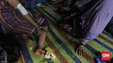 Warga mengaku masih membutuhkan bantuan berupa tenda pengungsian dan kebutuhan dasar karena keterbatasan bangunan yang dijadikan pengungsian, seperti masjid dan kantor kelurahan. (CNNIndonesia/ Adhi Wicaksono)