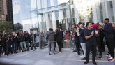 CEO Apple Tim Cook hadir dalam penjualan perdana iPhone 11 itu sekaligus membuka toko Apple di New York yang direnovasi sejak 2017 itu. (Kena Betancur / AFP)
