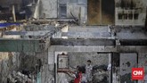 Api disebut bermula dari sebuah rumah semipermanen di Jalan Kemuning Bendungan RT 04 RW 01 pasar burung Jatinegara, Jakarta Timur, Sabtu (21/9) pukul 00.45 WIB.(CNNIndonesia/ Adhi Wicaksono)