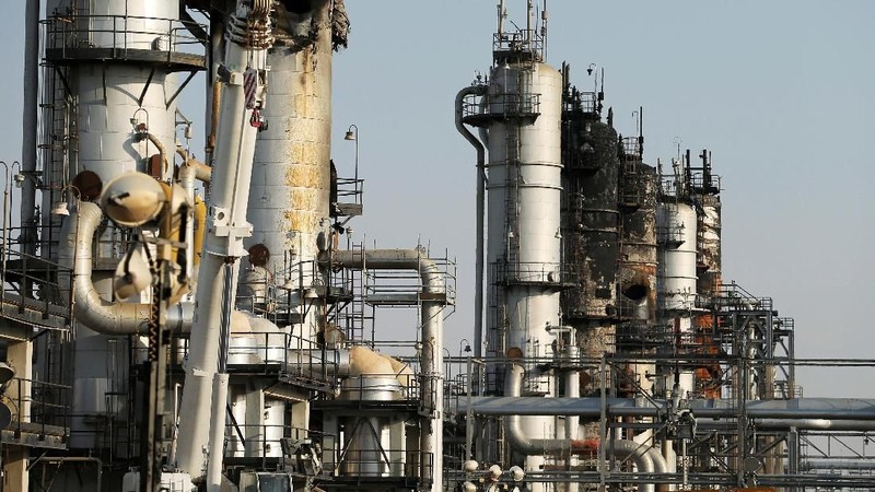 Serangan itu mengurangi 5,7 juta barel per hari (bph) produksi minyak mentah Saudi, atau lebih dari 5% dari pasokan dunia.