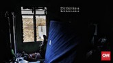 Petugas damkar dan kepolisian sendiri masih menyelidiki perihal dugaan korsleting listrik itu. (CNNIndonesia/ Adhi Wicaksono)