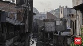 Sejumlah bangunan semipermanen di lokasi kebakaran disebut memudahkan api merambat karena faktor bahan bangunannya serta kerapatan jarak antar-rumah. (CNNIndonesia/ Adhi Wicaksono)