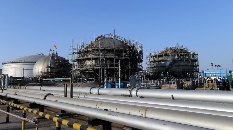 Serangan itu mengurangi 5,7 juta barel per hari (bph) produksi minyak mentah Saudi, atau lebih dari 5% dari pasokan dunia.
