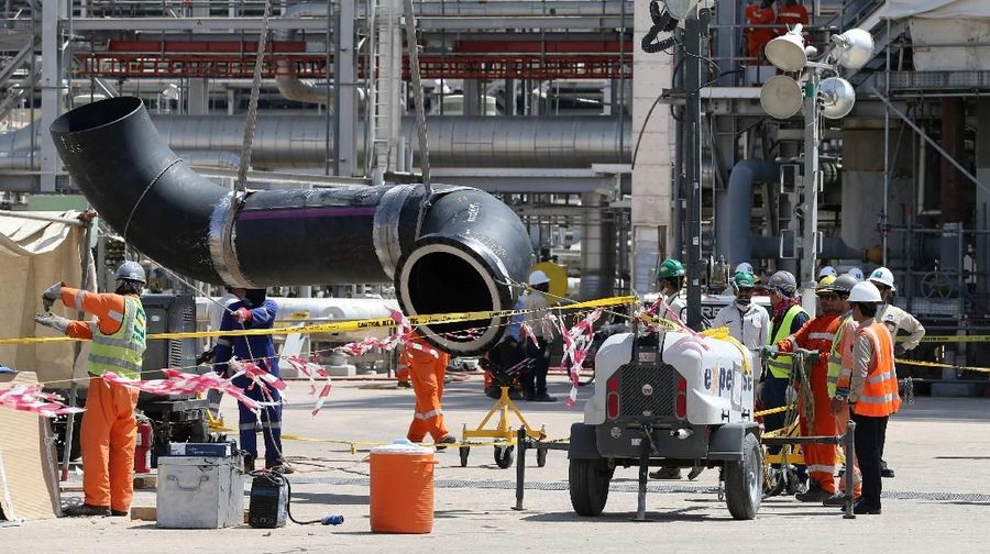 Workers fix a pipeline at the damaged site of Saudi Aramco oil facility in Khurais, Saudi Arabia, September 20, 2019. REUTERS/Hamad l Mohammed