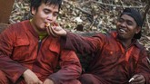 Tak hanya itu, para relawan juga harus menikmati makan siang dan beristirahat di tengah kepungan api dan kabut asap. (ANTARA FOTO/Hafidz Mubarak A)
