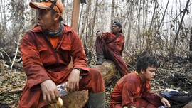 FOTO: Mereka yang Berjuang Padamkan Api di Tengah Kabut Asap