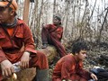 FOTO: Mereka yang Berjuang Padamkan Api di Tengah Kabut Asap