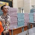 Curhat Lengkap Mantan Bos PLN Difoto Bareng Uang Rp173 M