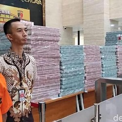 Curhat Lengkap Mantan Bos PLN Difoto Bareng Uang Rp173 M