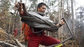 Tanpa disadari, di antara upaya pemadaman itu ada 'keringat' para relawan yang gigih memadamkan si jago merah yang terus menjalar. (ANTARA FOTO/Hafidz Mubarak A)
