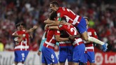 Para pemain Granada merayakan gol yang dicetak ke gawang Barcelona. Granada di luar dugaan mengalahkan Blaugrana 2-0 sekaligus membawa mereka ke puncak klasemen sementara Liga Spanyol. (AP Photo/Miguel Morenatti)
