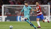 Gerard Pique tidak bisa berbuat banyak untuk menghindarkan Barcelona dari kekalahan di kandang Granada. Kekalahan ini jadi yang kedua bagi Barcelona karena sebelumnya takluk dari Athletic Bilbao di pekan perdana Liga Spanyol. (AP Photo/Miguel Morenatti)