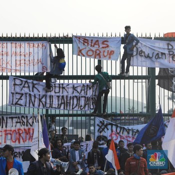 Demo di Depan DPR Mahasiswa Hiasi Spanduk di Pagar Gerbang