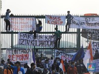 Demo di Depan DPR Mahasiswa Hiasi Spanduk di Pagar Gerbang