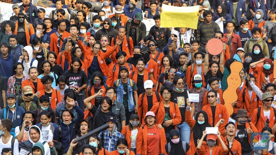 Ribuan mahasiswa yang hadir ini membawa isu yang sama yakni menolak Revisi Kitab Undang-undang Hukum Pidana atau RKUHP dan meminta cabut UU KPK