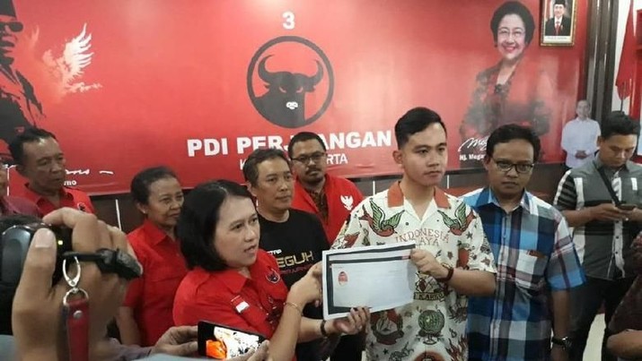 Respons Jokowi Saat Ditanya Soal Gibran Jadi Walkot Solo Anak dari Presiden Joko Widodo (Jokowi), Gibran Rakabuming Raka telah resmi memiliki kendaraan politik.