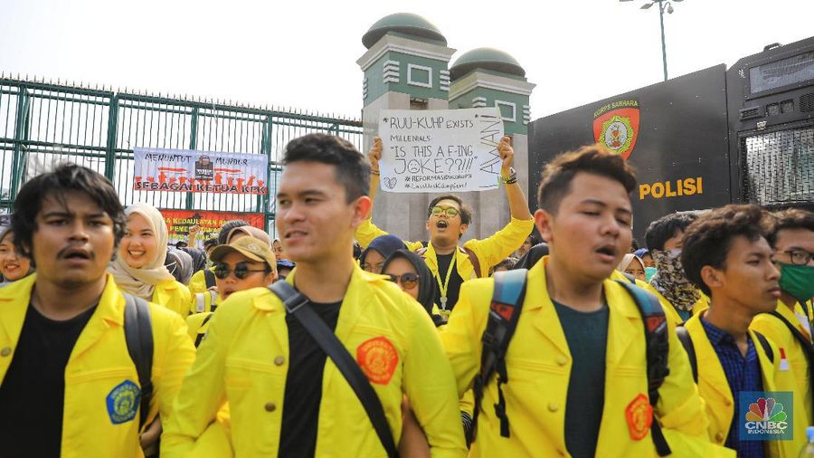Ribuan mahasiswa mulai berdatangan untuk menggelar demo di depan gedung DPR/MPR, Senayan, Senin (23/9/2019). (CNBC Indonesia/Andrean Kristianto)