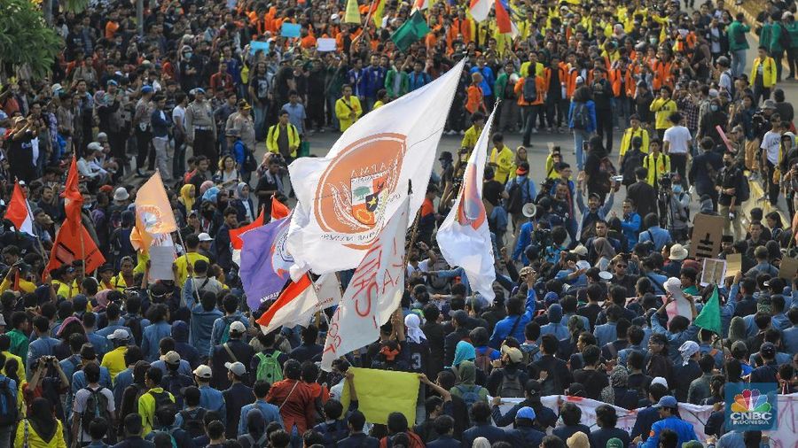 Ribuan mahasiswa yang hadir ini membawa isu yang sama yakni menolak Revisi Kitab Undang-undang Hukum Pidana atau RKUHP dan meminta cabut UU KPK