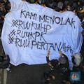 Protes Jokowi & DPR, Ribuan Mahasiswa Geruduk Parlemen