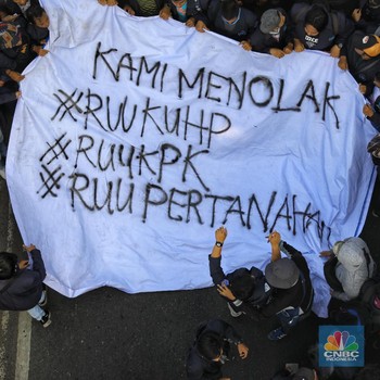 Protes Jokowi & DPR, Ribuan Mahasiswa Geruduk Parlemen