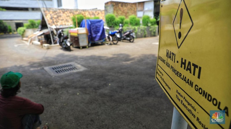 Sebuah rumah tua dengan atap yang sudah usang terperangkap di dalam area kompleks apartemen Thamrin Executive Residence