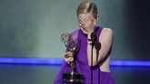 Julie Garner tak dapat menutupi perasaannya di atas podium ketika menerima piala Outstanding Supporting Actress untuk serial drama Ozark. (Photo by Chris Pizzello/Invision/AP)