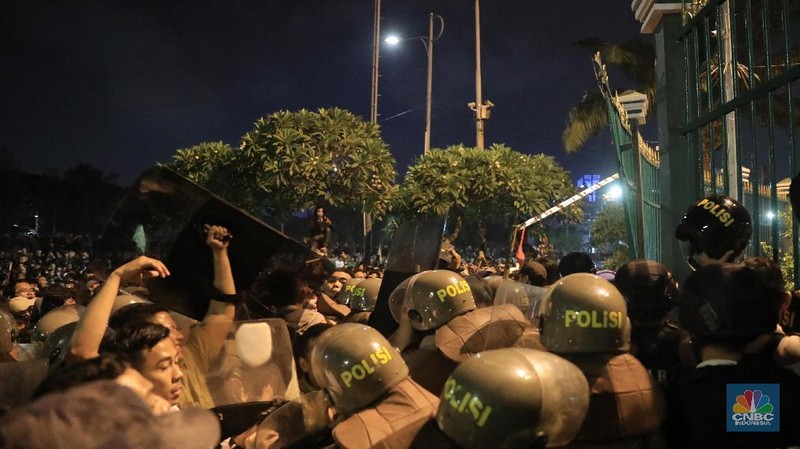 Pagar gedung DPR dijebol mahasiswa yang melakukan demonstrasi di depan Gedung MPR/DPR Jakarta.
