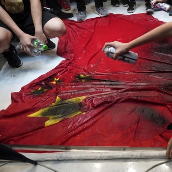 Aksi Protes Hong Kong Berlanjut, Pendemo Bakar Bendera China