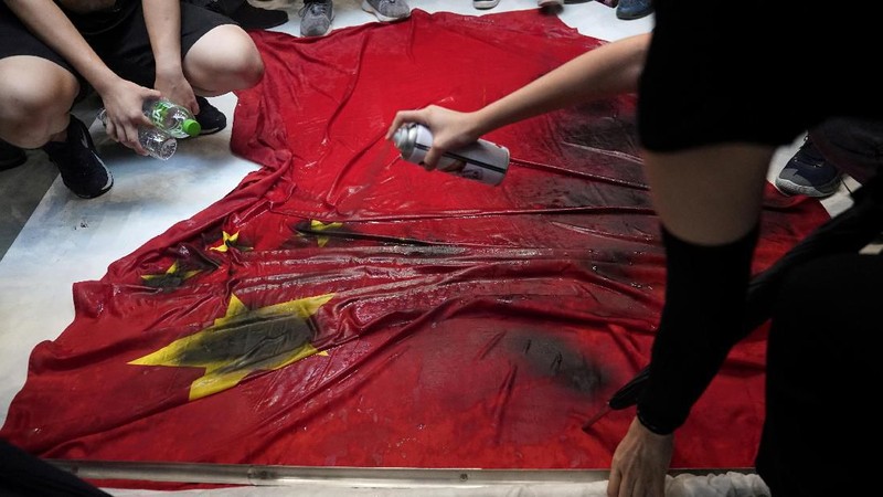 Dengan sedikit tuntutan pemrotes yang dipenuhi, bentrokan dengan kekerasan menjadi lebih intens dan sering terjadi di Hong Kong.