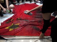 Aksi Protes Hong Kong Berlanjut, Pendemo Bakar Bendera China